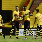 José Angulo, delantero de Barcelona, es felicitado por Jonathan Álvez luego de marcar el tanto del Ídolo.