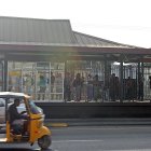 El distanciamiento obligatorio y que no haya suficientes unidades obligan a los usuarios del sistema a esperar por largos periodos articulados. Es obligatorio llevar mascarilla.