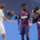 El argentino Lionel Messi (d) no puede ocultare su decepción luego de la goleada que el Barcelona recibió ante el Bayern Munich.