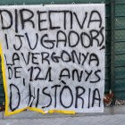 Pancartas con lemas llenos de enojo fue lo que colgaron los hinchas a las afueras de la ciudad deportiva donde se concentra el equipo.