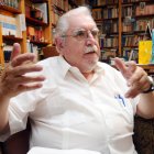 Juan Valdano nació en Cuenca en 1939. Es escritor, historiador y fundador de la subsecretaría de Cultura. Tiene más de treinta libros publicados.