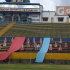 Imágenes de hinchas de El Nacional se ubicaron en la preferencia del estadio Atahualp, mientras que en los exteriores se realizó un banderazo.
