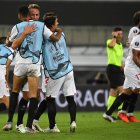 Los jugadores del Sevilla celebran pletóricos la clasificación a la final. De ganaral sería la sexta corona de Europa League que consigan.