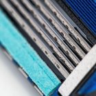 El metal de las cuchillas no solo se alisa, sino también se parte y descascara.