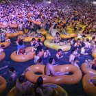 Una piscina luce abarrotada de gente en una polémica fiesta ocurrida en Wuhan, "cuna" de la pandemia por coronavirus.
