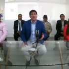 Arauz (centro) flanqueado por Enrique Menoscal, director del movimiento Centro Democrático y por Vanessa Freire, presidenta del movimiento Fuerza Compromiso Social.