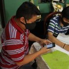 Humberto Torres apoya a su hijo Jhonatan en sus clases virtuales.