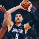 El pívot montenegrino de origen suizo Nikola Vucevic aportó un doble-doble de 35 puntos, 14 rebotes y cuatro asistencias.