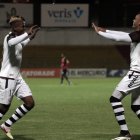 Jonathan Alvez (d) anotó el tercer y último tanto de BArcelona en la goleada 0-3 a Deportivo Cuenca. Adonis Preciado (i) fabricó la jugada.