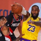 LeBron James (23) de Los Angeles Lakers disputa la pelota ante Gary Trent Jr. (2) de los Portland Trail Blazers.