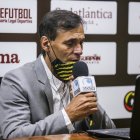 Fabián Bustos, entrenador de Barcelona, está pensando en el compromiso ante Emelec.