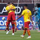 Los jugadores de Aucas celebran el primero gol del ecuentro