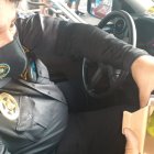 Hecho. En esa caja fue encontrado el loro, el pasado martes en las calles de la ciudad.