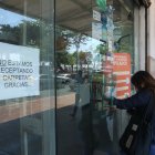El deterioro del mercado laboral se plasma en los letreros de locales que dicen que no hay vacantes, pero las cifras oficiales no miden aún la precariedad.