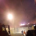 Moradores de la urbanización Loma Vista afectados por la quema de monte en los predios del colindante Hospital.