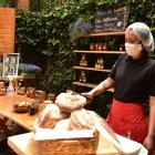 Las dificultades para sacar a flote Casa Warmi tras los primeros meses de la pandemia llevó a que sus propietarios propusieran a sus trabajadores convertir el negocio en cooperativa. Los ingresos se dividen en 50 % para el negocio y el resto para propietarios y trabajadores en partes iguales. 



13 de agosto  2020

KARINA DEFAS 

Agencia (ag-expreso ag-extra ag-quito)