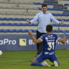 Ismael Rescalvo, entrenador de Emelec, celebra con Facundo Barceló el segundo gol del Bombillo ante el Ponchito.