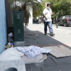 La calle Panamá sin turistas que caminen por allí sirve para que duerman los indigentes.