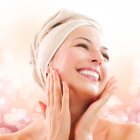 Mujer saliendo del baño, después de haberse rociado con un body splash.