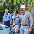 El precandidato saluda con Manuel Castilla, director nacional del movimiento Justicia Social.