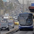 Congestionamiento. En la vía Daule, pese a que el tramo no es compartido, los conductores de autos y motos, como lo reconocen a este Diario, tienden a utilizar el carril debido a los atascos permanentes que se suscitan en la arteria.