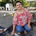 Mercedes Chévez llega todos los días, a las 7 de la noche, para darles de comer.