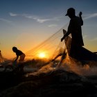 BANDA ACEH. Un pescador limpias sus redes luego de una ardua jornada en los mares de esta región de Indonesia.