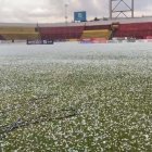 Una capa de granizo cubrió la cancha del estadio de Aucas a minutos del Superclásico