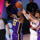 LeBron James se enfrenta con Gary Trent Jr. de Portland Trail Blazersand en el partido de la noche del sábado 23 de agosto de 2020