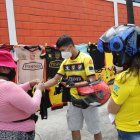 Silvia Adrián (i) realizó una de las pocas ventas del día a Kevin Oviedo (c), quien acudió a la avenida Barcelona.