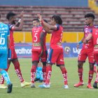 Los jugadores de El Nacional festejan el primero gol, anotado a los cinco minutos de penal