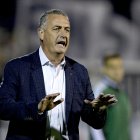 Gustavo Alfaro nunca antes ha estado en el banquillo de una selección nacional.