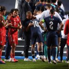 El entrenador del Bayern de Múnich, Hans-Dieter Flick, reconforta al brasileño Neymar del Paris Saint Germain antes de recibir el trofeo de la Champions.