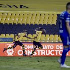 Fidel Martínez, delantero de Barcelona, celebra el gol marcado hoy en el Monumental.