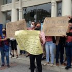 Plantón. Decenas de padres se congregaron en los exteriores para exigir que les reduzcan los valores a pagar.