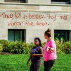 "Nos matan porque nos temen. Honoren a los muertos." lee un graffiti en el palacio de justicia de Kenosha, Wisconsin.