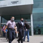 Cristián Castelblanco, procurador síndico municipal, saliendo de la audiencia en la fiscalía.