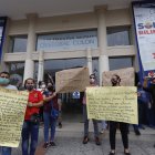 Padres de familia del Cristóbal Colón y Domingo Comín, realizaron un plantón pacífico.