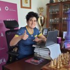 La ajedrecista luego de una de las partidas en las que tuvo que enfrentar a Hungría durante las Pirmeras Olimpiadas Virtuales.