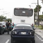 La ciclovía. En los primeros kilómetros de la arteria, debido a que la obra es inexistente, los ciclistas circulan junto a los buses, motos y vehículos livianos.