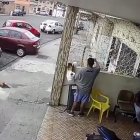 Los antisociales llegaron en una motocicleta y apuntan a las víctimas.CAPTURA DE VÍDEO