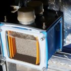 Este dispositivo, desarrollado por un equipo de la Universidad de Cambridge, es un paso significativo hacia el logro de la fotosíntesis artificial, un proceso que imita la capacidad de las plantas para convertir la luz solar en energía.