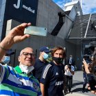 Andrea Pirlo (d), ahora como entrenador de Juventus, cuenta con el respaldo de la afición de ese equipo.