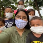 Camile González llegó con la campaña ‘Hermano ecuatorino seguro’, que consiste en la entrega de mascarillas.