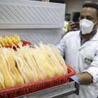 EL CAIRO. Un médico saca las bolsas de plasma donadas por pacientes que se recuperaron de la enfermedad COVID-19.