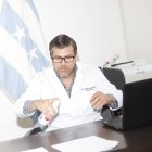 Francisco Pérez, coordinador zonal 8 del Ministerio de Salud, muestra cómo desinfecta el área donde va a estar.