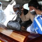 Familiares de Leopoldo contrataron una funeraria para que retire su cuerpo del laboratorio de Criminalística.