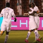 Moisés Corozo es felicitado por sus compañeros de Liga de Quito tras marcar el gol del triunfo ante Delfín.