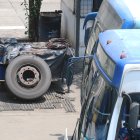 Crisis. Uno de los buses, despiezado para servir como repuesto.