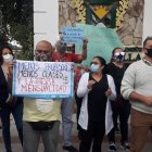 Los padres de familia del colegio Nueva Semilla realizaron un plantón en los exteriores del plantel.